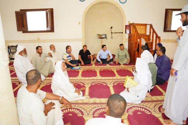 نائب محافظ مطروح يبحث مواجهة التسرب من التعليم بتجمع أبو زيد في الضبعة.. ودراسة إنشاء مدرسة فصل واحد