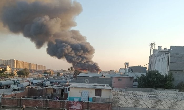 حريق هائل بمصنع تنر غرب الإسكندرية.. والدفع بـ 15 سيارة إطفاء