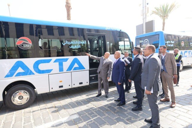وزير النقل يدشن ميني باصات جديدة لربط حدائق وزهرة العاصمة بمحطة القطار الكهربائي الخفيف «فيديو»