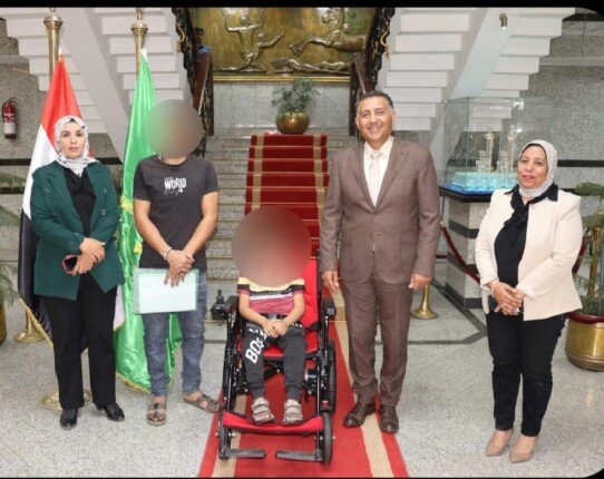 محافظ القليوبية يوجه بتوفير كرسي كهربائي لطفل مصاب بضمور العضلات