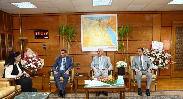 رئيس جامعة أسيوط يبحث مع مدير البنك القومي للمعامل تطوير المنظومة البحثية