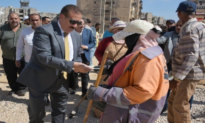 محافظ بورسعيد يكرّم عمال النظافة بكوبونات لشراء السلع الغذائية