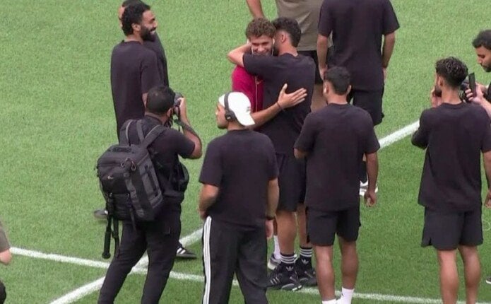 لم شمل في «كامب نو».. حمزة عبد الكريم يستقبل لاعبي الأهلي قبل مواجهة برشلونة «صور»