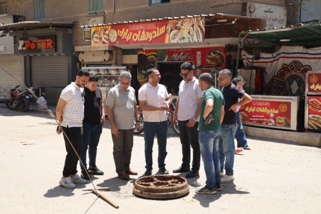 رئيس مياه القليوبية يتفقد شوارع منطقة منطي ومحطة الصرف الصحي بأم بيومي لمتابعة مشكلة الطفوحات
