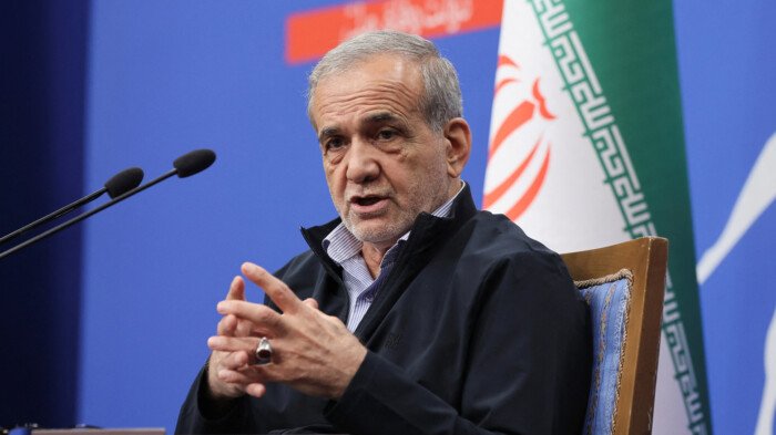 الرئيس الإيراني ينفي وجود خلافات مع الجيش ويؤكد: نتحرك بانسجام تام