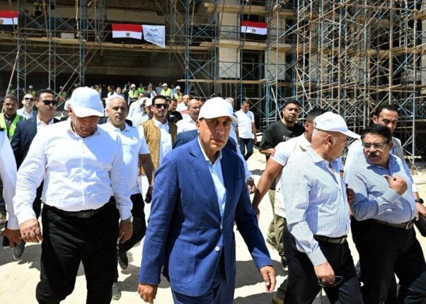 مدبولي: مشروع القطار الكهربائي السريع يعزز مكانة مصر كمركز إقليمي للنقل واللوجستيات