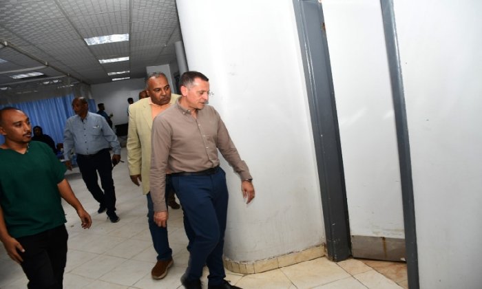 في زيارة مفاجئة: محافظ أسوان يطمئن علي الخدمة الطبية بالمستشفي الجامعي