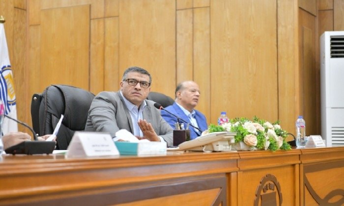 محافظ قنا يوجه بتسريع ملفات التقنين والتصالح وقطع المرافق عن المتقاعسين