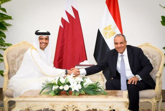 وزير الخارجية يبحث مع نظيره القطري تعزيز العلاقات والتعاون المشترك بين البلدين