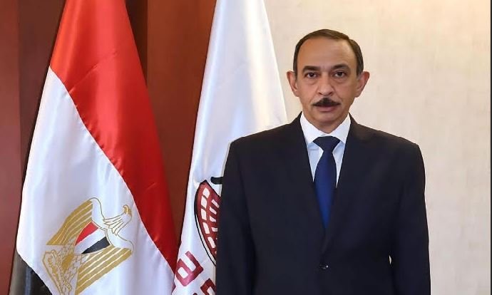محافظ سوهاج يُسلم وحدات سكنية مؤقتة للأسرة المتضررة من انهيار منزل في حي غرب