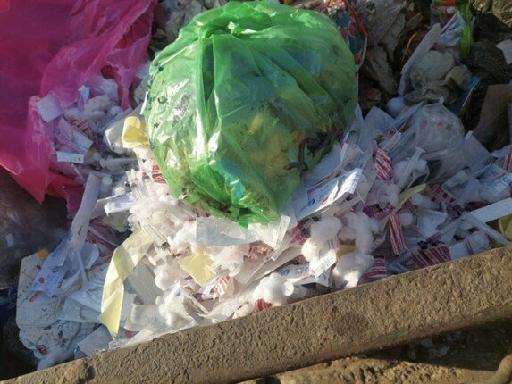 نفايات طبية تثير القلق بأحد شوارع بني سويف