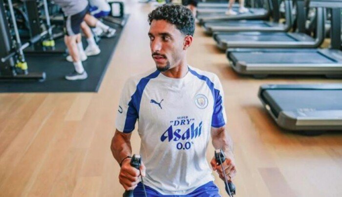 عمر مرموش يصل معسكر مانشستر سيتي في هونج كونج ويبدأ التحضير للموسم الجديد