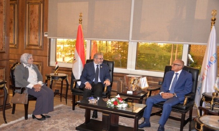 محافظ الأقصر يستعرض مع مدير التأمين الصحي الشامل دعم وتحسين جودة الخدمات