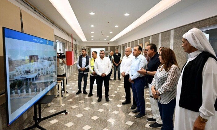 رئيس الوزراء يتفقد أعمال تطوير ورفع كفاءة مستشفى رأس الحكمة المركزي