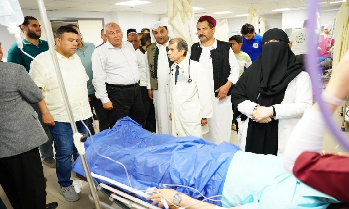 محافظ مطروح يطمئن على السكرتير العام ومرافقيه عقب حادث انقلاب سيارة بالنجيلة