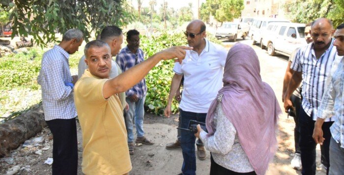 محافظ أسيوط يحيل رئيسي قريتين للتحقيق بسبب تراكم المخلفات وتدني النظافة