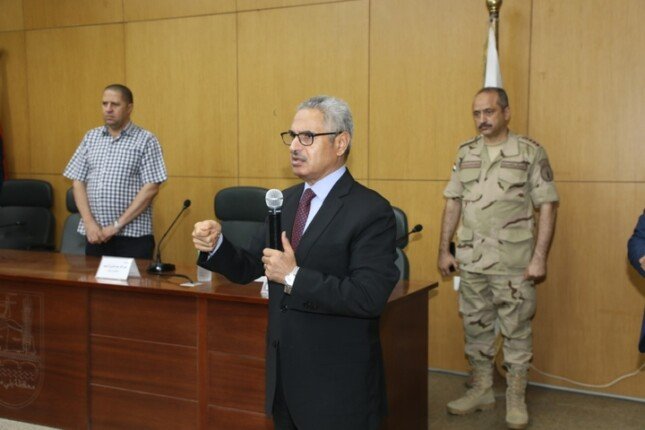 محافظ بني سويف يشهد تدريب العاملين على خطط الإخلاء ومواجهة الطوارئ