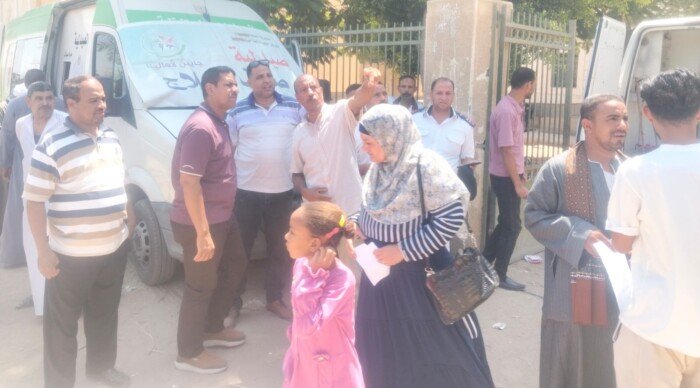 توقيع الكشف الطبي على 740 مواطنًا خلال قافلة علاجية مجانية بقرية بني رافع بمنفلوط بأسيوط