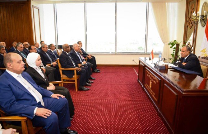 وزير الخارجية يلتقي رؤساء البعثات المصرية في الخارج ويوجه باستمرار التواصل المباشر