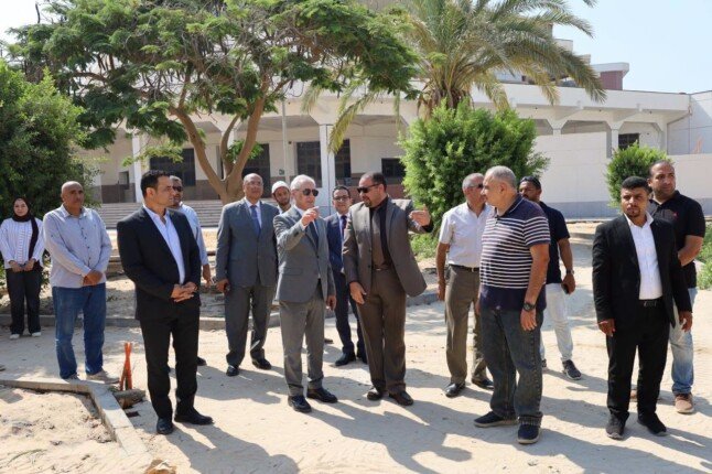 استعدادًا لافتتاحهما.. رئيس جامعة المنيا يتفقد حديقة أعضاء هيئة التدريس والعاملين ومنفذ المنتجات الغذائية
