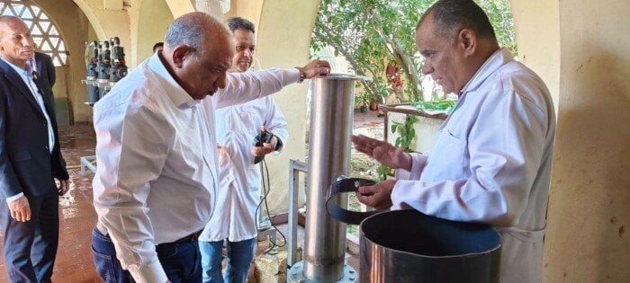 وزير الكهرباء يتفقد مشروعات بحثية لتحويل الخامات والمخلفات إلى منتجات ذات قيمة اقتصادية