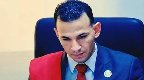 عقوبة العاطل المتهم بانتحال صفة قاضٍ في القانون.. الحبس والغرامة في انتظاره
