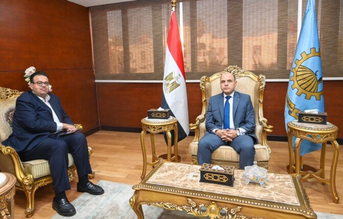 محافظ الغربية يبحث مع عميد طب طنطا دعم القطاع الطبي وتعزيز الاستفادة من الخبرات الأكاديمية