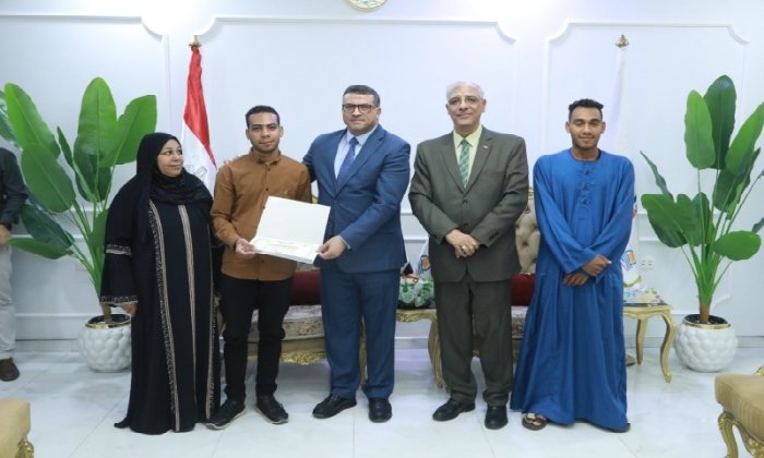 محافظ قنا يُكرم أوائل الثانوية العامة ويُشيد بدور الأسرة والمدرسة في صناعة التفوق