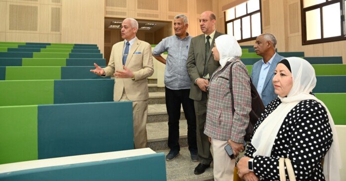 استعداداً للعام الدراسي الجديد.. رئيس جامعة أسيوط يتفقد كلية التربية للطفولة المبكرة