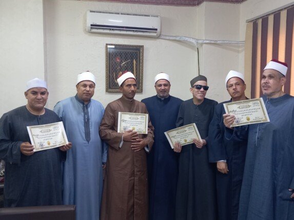 مدير «أوقاف الغربية» يُكرم عدداً من الأئمة والمؤذنين من ذوي الهمم تقديرًا لجهودهم الدعوية
