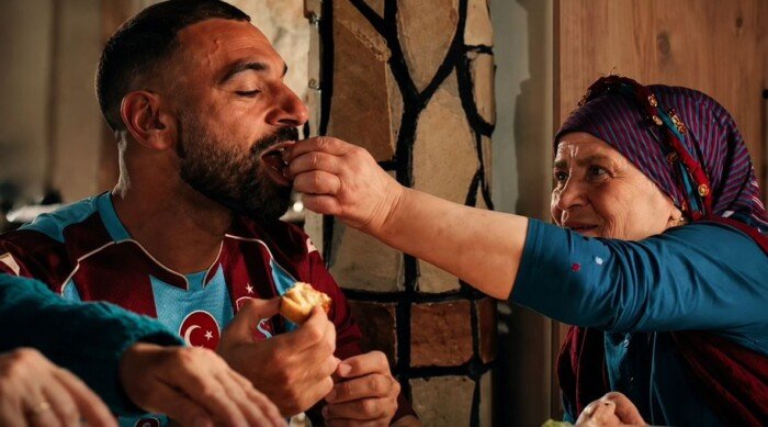 سيدة إعلان محمد صلاح في تركيا: «مثل ابني ويبتسم طول الوقت وأريد أن أرى زوجته»