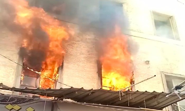 نشوب حريق هائل داخل مبنى إدارة الجمرك التعليمية بمنطقة المنشية في الإسكندرية