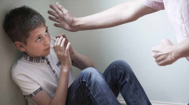 تعدى عليه بسلاح أبيض.. ملابسات فيديو تضرر سيدة من ضرب طليقها لطفلهما بالجيزة
