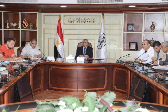 محافظ بني سويف يستعرض ملفات الإسكان الاقتصادي وتعظيم الاستفادة من الوحدات والأصول