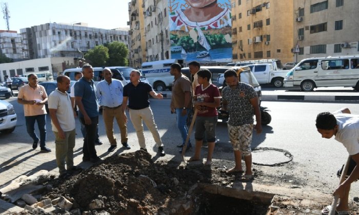 محافظ أسوان يرصد مخالفة حفر بطريق السادات لتوصيل المرافق ويوجه باتخاذ الإجراءات القانونية