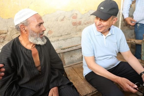 «من طلب غاز لـ فرصة عمل وإعانة».. محافظ المنيا يرافق مسنًا لمنزله ويوجه بدعم أسرته