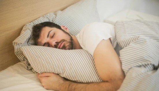 كيف تحافظ على قلبك أثناء النوم؟.. جمال شعبان يجيب | فيديو
