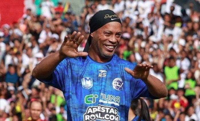بعد 11 عاماً من الاعتزال.. رونالدينيو يعود للملاعب من بوابة الدوري الإيطالي