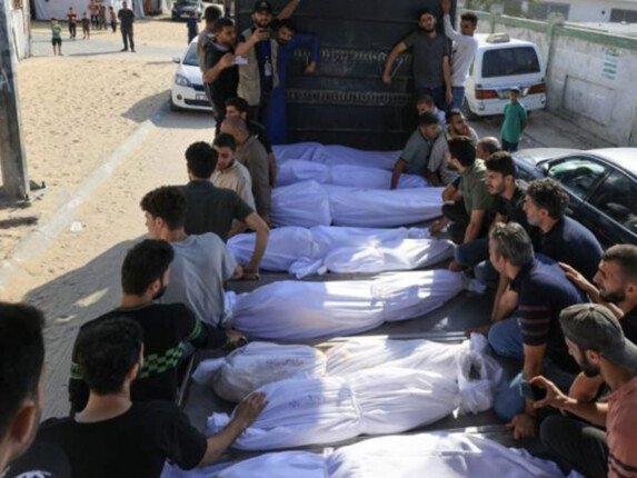 تشييع جثامين 50 فلسطينيا قتلتهم إسرائيل خلال الإبادة الجماعية