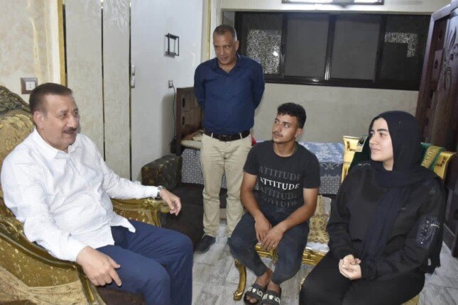 محافظ بورسعيد يزور أسرة الراحل «أبو عبده» ويستمع إلى مطالب الأسرة