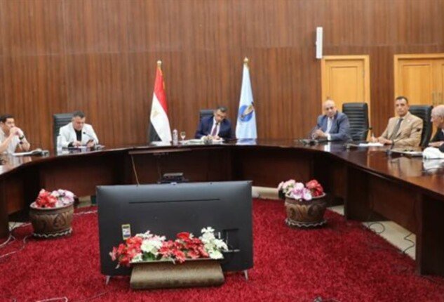محافظ البحر الأحمر يبحث معوقات القطاع السياحي والمستثمرين