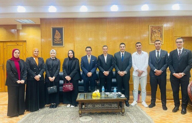 حقوق كفر الشيخ تحتفي بالمعيدين الجدد من خريجي أول دفعة للكلية.. وتؤكد دعمها لبناء كوادر قانونية متميزة