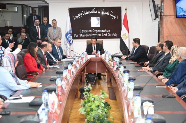 وزير الصناعة يتفقد مقر الهيئة المصرية العامة للمواصفات والجودة