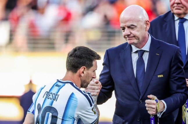 الاتحاد الأرجنتيني يحسم موقفه من إنفانتينو وسط دعوات رحيله عن «فيفا»
