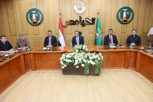 محافظ المنوفية يستعرض خطط الرقابة على الأسواق وزيادة معارض السلع المخفضة