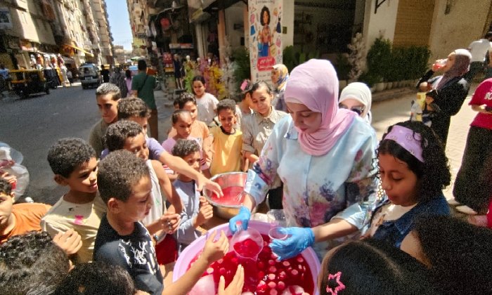 «شربات بالموز».. فرحة واحتفالات المولد النبوي تعم شوارع وميادين الإسكندرية