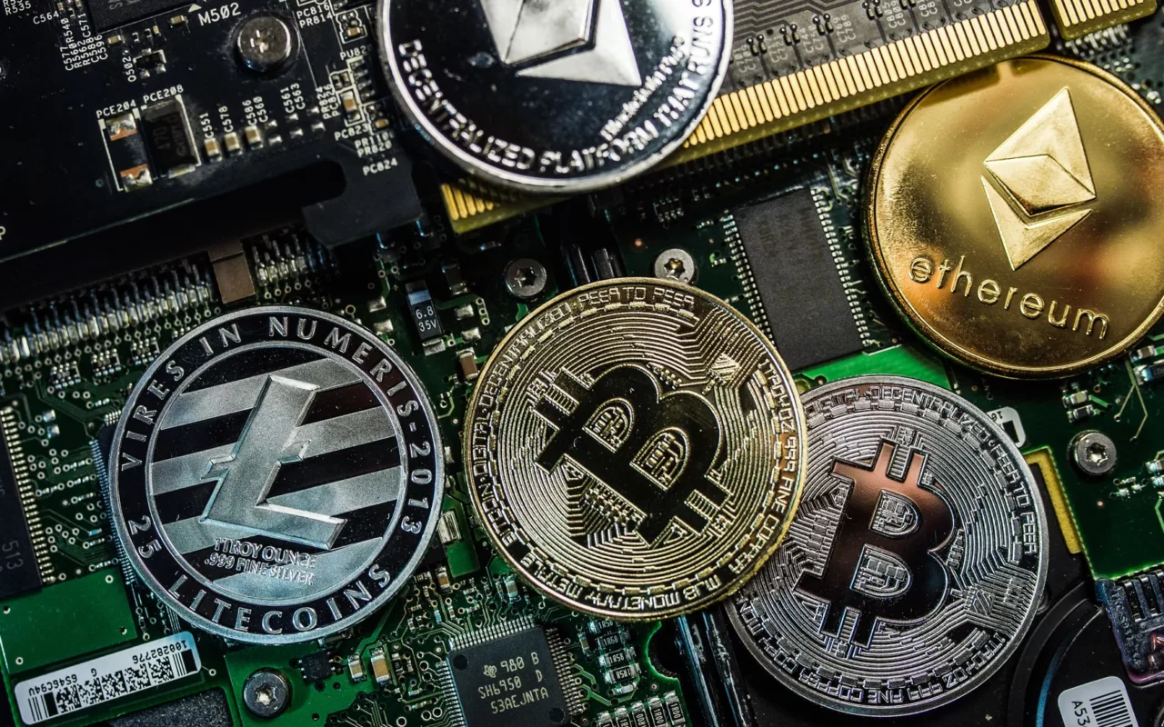 لترويجها على منصات التداول.. ضبط متهم بالاتجار في العملات الرقمية بالمنيا