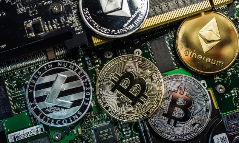 لترويجها على منصات التداول.. ضبط متهم بالاتجار في العملات الرقمية بالمنيا