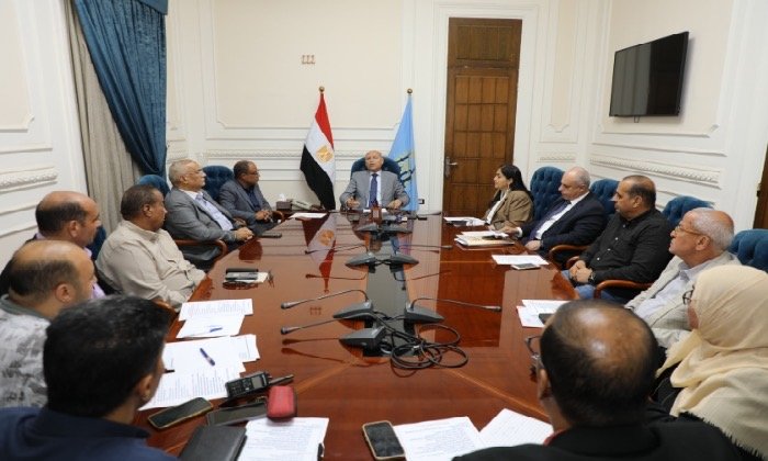 محافظ القاهرة يستعرض موقف مشروعات الإسكان المطورة بديلا عن المناطق غير الآمنة