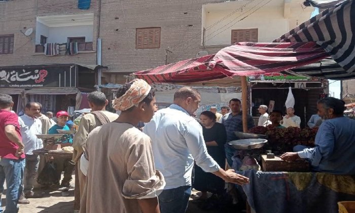حملات رقابية بفرشوط.. تشميع مخبز وتحرير 18 محضراً وضبط 10 إشغالات